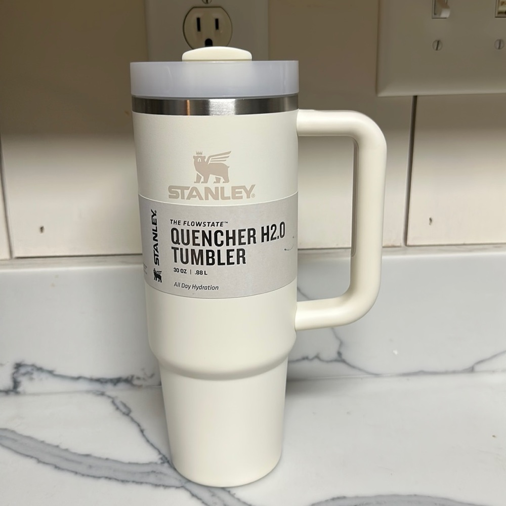 Stanley 30 oz Adventure Quencher H2.0 FlowState Tumbler (NWT) in Cream